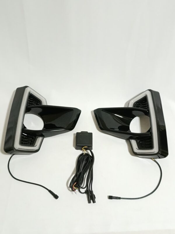 MOLDURA FAROL AUX HILUX 18/20 C/FURO E LED D/E - Imagem 2